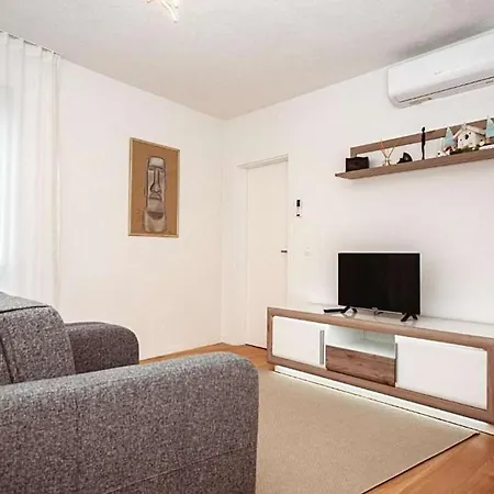 With A Parking Space - 22893 شقة *